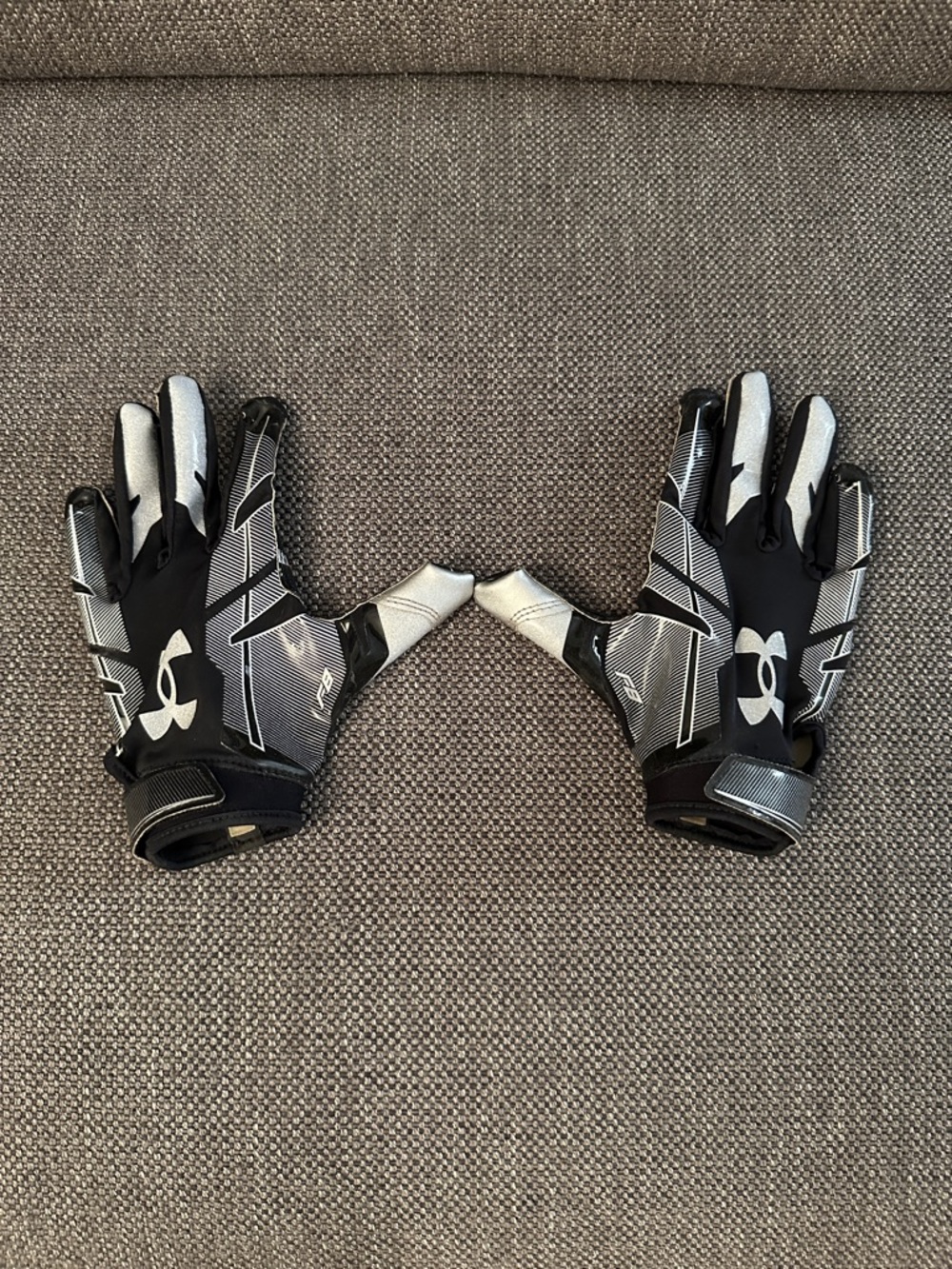 Under Armour Black and Silver Athletic Grip Gloves